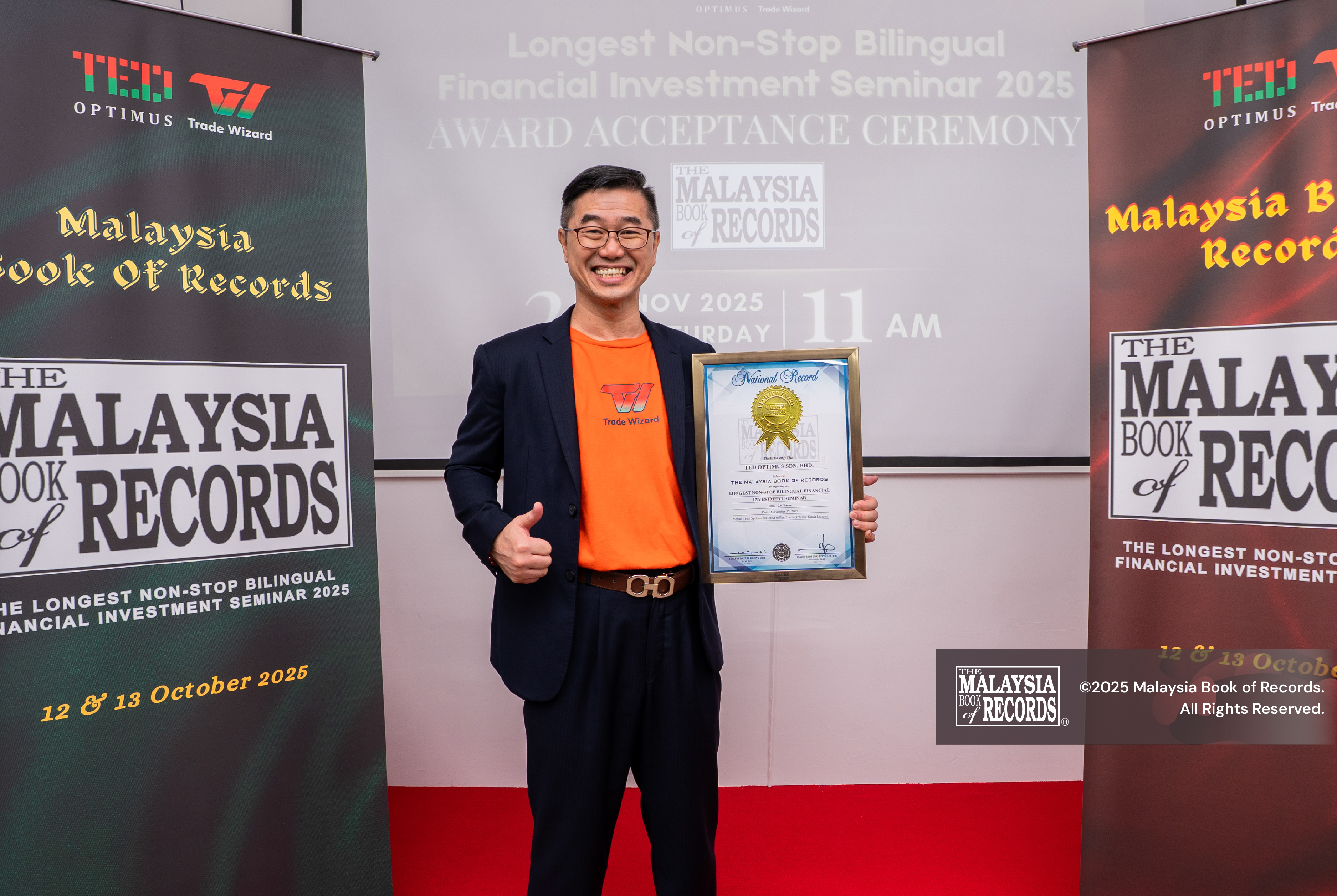 Warren Mak receiving Malaysia Book of Records award for Longest Non-Stop Bilingual Financial Investment Seminar 2025